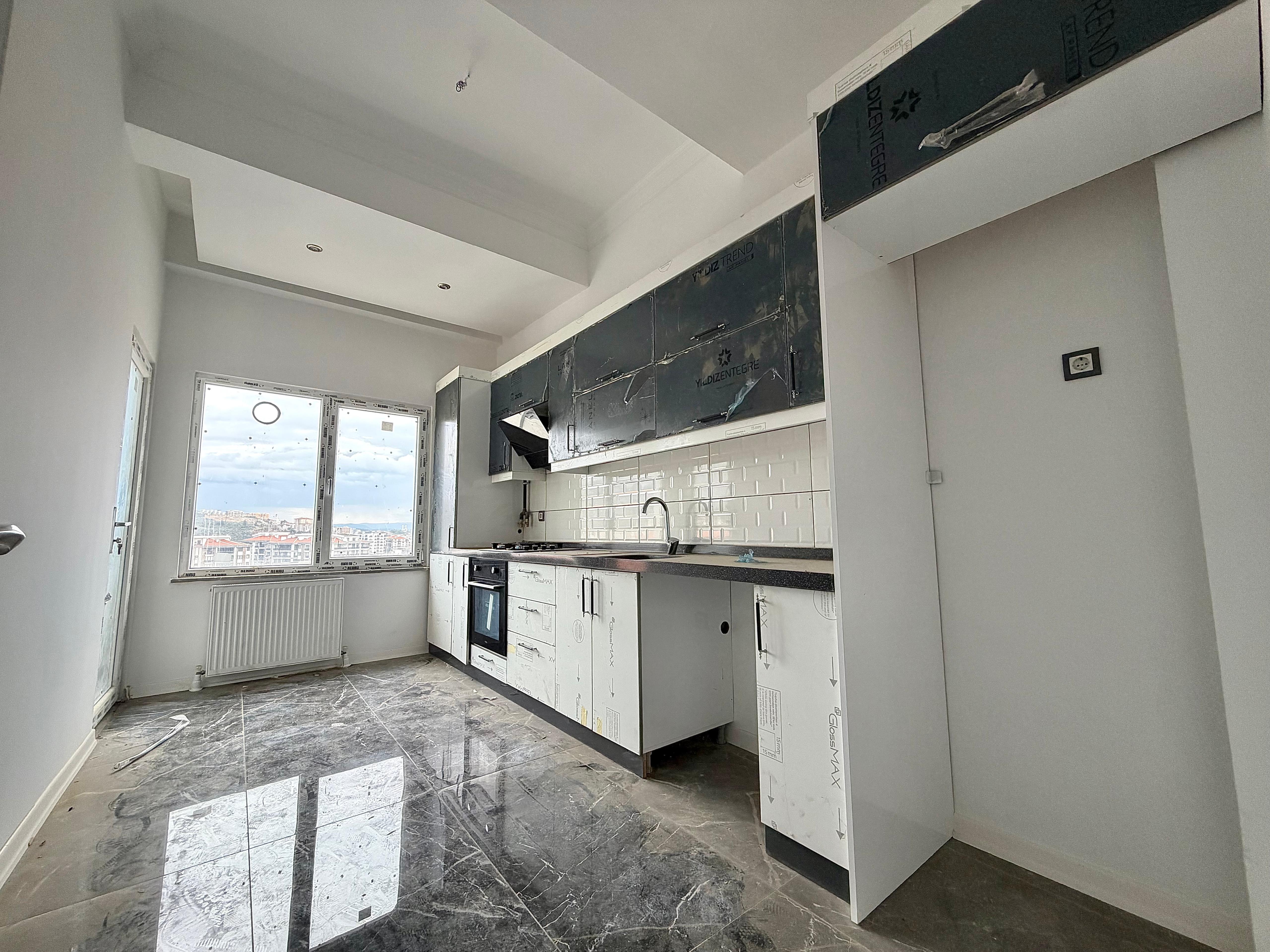 KADIKÖY'DE DOĞALGAZLI ÖN CEPHE ULTRA LÜKS SİTEDE 2+1 DAİRE