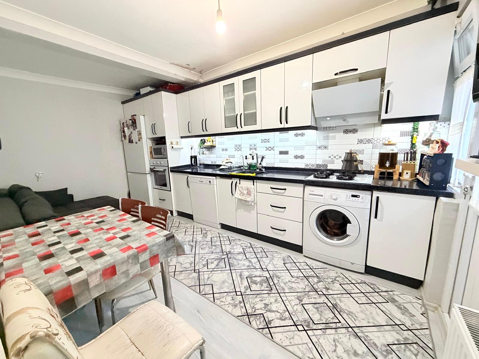 HOME AND CAR'DAN EDREMİT'DE ÖN CEPHE İÇİ FULL YAPILI 3+1 DAİRE